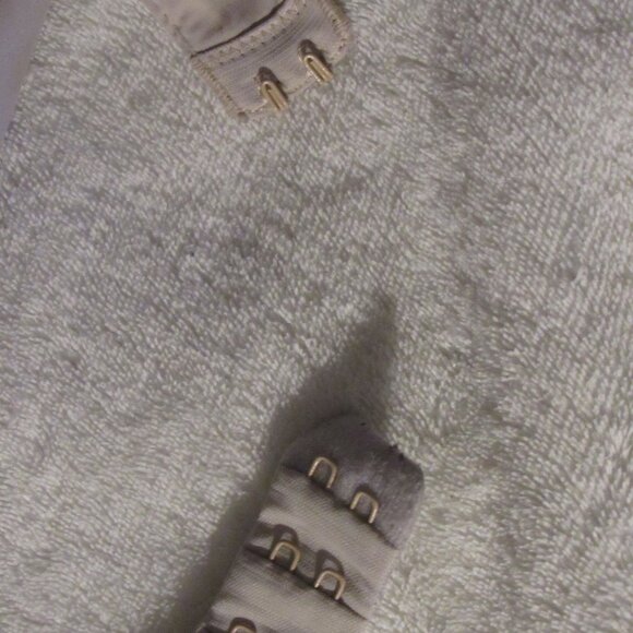 Victoria's Secret No Wire Bra 38C - Picture 7 of 7